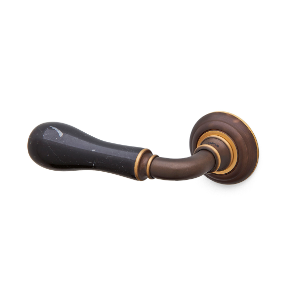 Türgriff auf Rosette Naxos 8011L satinbronze